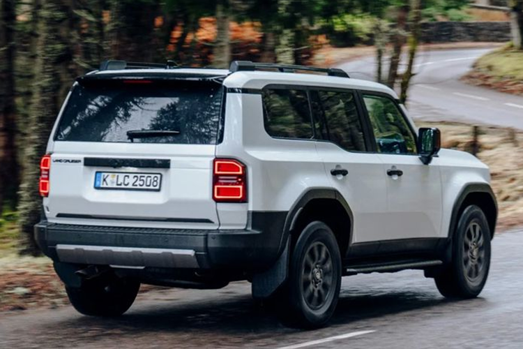 Tiếp đến, gói sơn phủ bảo vệ thân xe Simonize Ceramic được hứa hẹn “bảo hành trọn đời” chỉ có ý nghĩa nếu khách hàng muốn giữ chiếc xe này suốt một thời gian dài, chẳng hạn như từ 20 năm trở lên, đồng thời phải thường xuyên mang xe quay lại đại lý để “làm mới” lại lớp phủ.