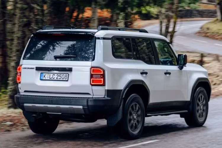 Tiếp đến, gói sơn phủ bảo vệ thân xe Simonize Ceramic được hứa hẹn “bảo hành trọn đời” chỉ có ý nghĩa nếu khách hàng muốn giữ chiếc xe này suốt một thời gian dài, chẳng hạn như từ 20 năm trở lên, đồng thời phải thường xuyên mang xe quay lại đại lý để “làm mới” lại lớp phủ.