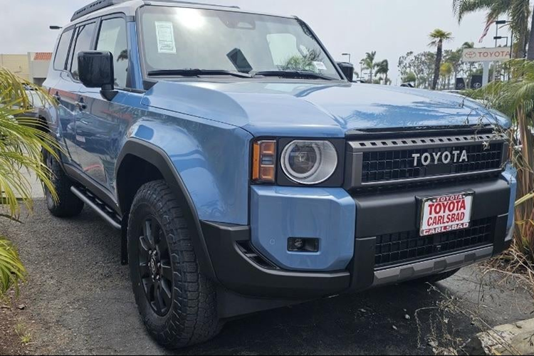 Cụ thể, đại lý Toyota Carlsbad ở California mới đây đã công khai bán xe Toyota Land Cruiser 250 bản First Edition màu xanh với giá 92.869 USD (tương đương 2,368 tỷ đồng).