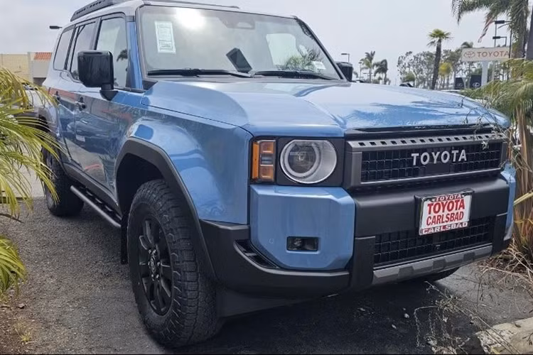 Cụ thể, đại lý Toyota Carlsbad ở California mới đây đã công khai bán xe Toyota Land Cruiser 250 bản First Edition màu xanh với giá 92.869 USD (tương đương 2,368 tỷ đồng).