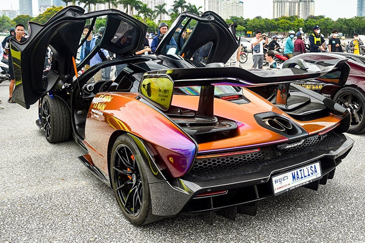 Thông tin chúng tôi có được, giới nhà giàu Campuchia sở hữu đến 4 chiếc xe bản Bugatti Chiron, 2 xe bản tiêu chuẩn, 1 chiếc thuộc bản Bugatti Chiron Sport 110 Ans Edition chỉ được sản xuất 20 chiếc