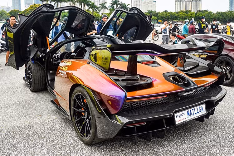 Thông tin chúng tôi có được, giới nhà giàu Campuchia sở hữu đến 4 chiếc xe bản Bugatti Chiron, 2 xe bản tiêu chuẩn, 1 chiếc thuộc bản Bugatti Chiron Sport 110 Ans Edition chỉ được sản xuất 20 chiếc