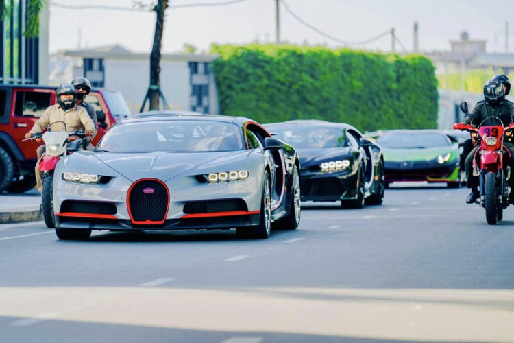 Về chiếc Bugatti Chiron tiêu chuẩn, xe mang ngoại thất màu xám cùng nửa thân sau được sơn đen, và nhiều điểm nhấn hoàn thành màu đỏ, nhưng mọi sự chú ý lại đổ dồn về Bugatti Chiron Super Sport
