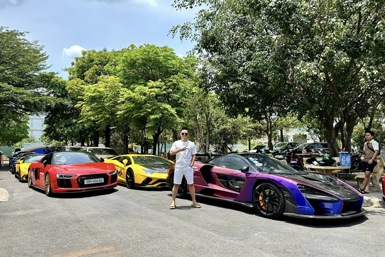 McLaren Senna mang biển số Campuchia của Hoàng Kim Khánh có trang bị ống xả kép, mang đến âm thanh phấn kích hơn so với nhiều xe Senna trang bị 3 ống xả, ngoài ra, hệ truyền động của xe vẫn sử dụng khối động cơ V8, dung tích 4.0 lít, tăng áp kép sản sinh ra công suất tối đa 789 mã lực và mô-men xoắn cực đại 800 Nm.