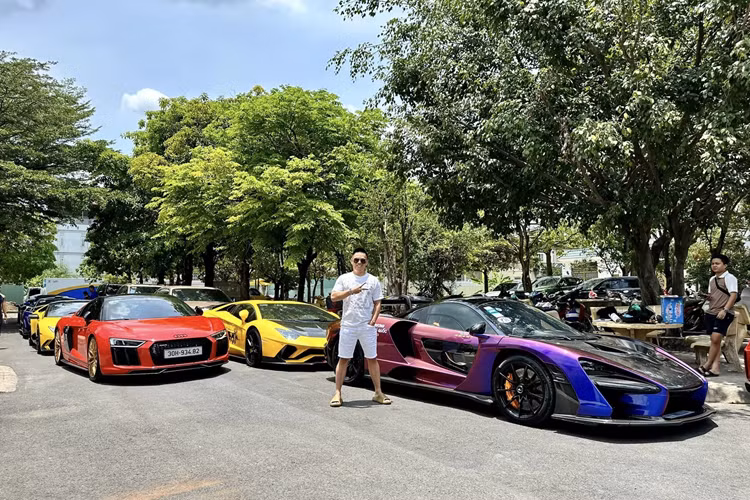 McLaren Senna mang biển số Campuchia của Hoàng Kim Khánh có trang bị ống xả kép, mang đến âm thanh phấn kích hơn so với nhiều xe Senna trang bị 3 ống xả, ngoài ra, hệ truyền động của xe vẫn sử dụng khối động cơ V8, dung tích 4.0 lít, tăng áp kép sản sinh ra công suất tối đa 789 mã lực và mô-men xoắn cực đại 800 Nm.