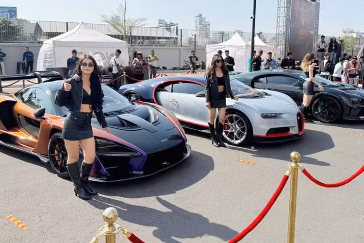 McLaren Senna của Hoàng Kim Khánh sở hữu màu sơn tắc kè, đây là 1 trong 500 xe Senna sản xuất toàn cầu, nhưng lại nằm trong số chỉ 2 xe sở hữu màu sơn Cerberus Pearl do bộ phận cá nhân hóa MSO tạo ra, chiếc còn lại ở Nhật Bản.