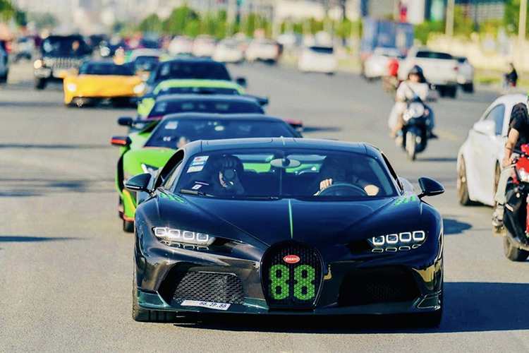 Và cuối cùng, là chiếc xe mới về nước Campuchia gần đây, chiếc Bugatti Chiron Super Sport có số 88 màu xanh lá cây nổi bật, cùng ngoại thất carbon trần.