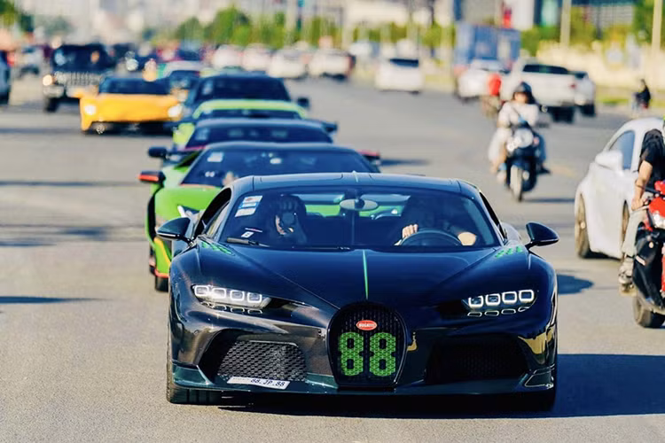 Và cuối cùng, là chiếc xe mới về nước Campuchia gần đây, chiếc Bugatti Chiron Super Sport có số 88 màu xanh lá cây nổi bật, cùng ngoại thất carbon trần.