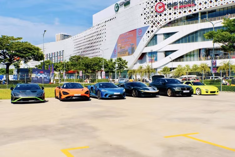 Siêu xe triệu đô Bugatti Chiron Super Sport vẫn được trang bị khối động cơ W16, dung tích 8.0 lít, 4 bộ tăng áp,sản sinh ra công suất tối đa 1.578 mã lực và mô-men xoắn cực đại 1.600 Nm nhưng đã được hãng xe đến từ Pháp giới hạn vận tốc tối đa xuống còn 440 km/h nhằm đảm bảo an toàn và đáp ứng quy chuẩn.