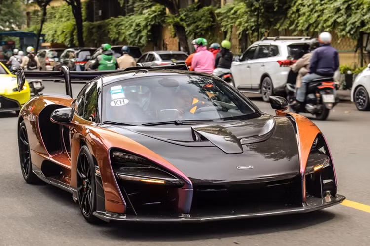 Sức mạnh của siêu phẩm McLaren Senna đầu tiên và thứ 2 xuất hiện tại Việt Nam được truyền về trục bánh sau thông qua hộp số ly hợp kép 7 cấp, nhờ đó, mẫu xe hypercar của Anh quốc chỉ cần thời gian 2,8 giây để tăng tốc từ vị trí xuất phát lên 100 km/h trước khi đạt vận tốc tối đa 341 km/h.