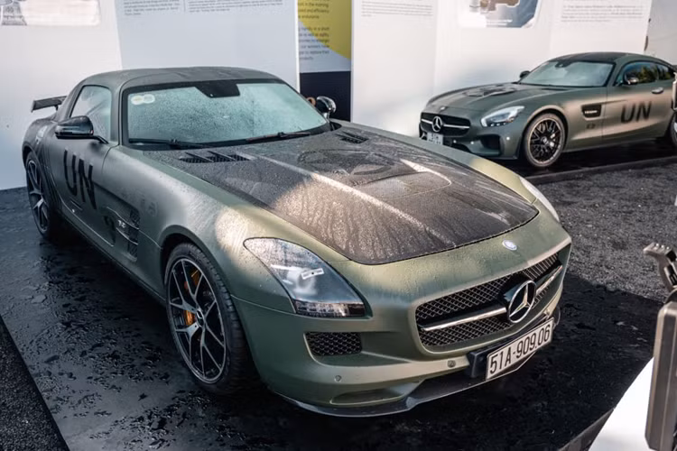 Khu vực nắp ca-pô cũng sử dụng vật liệu carbon, với hai đường gân chạy song song và hốc gió chính giữa giúp tăng khả năng làm mát cho cỗ máy nằm bên dưới. Phía đuôi xe có thêm cánh gió nhỏ bằng sợi carbon. Tuy nhiên, chi tiết này chủ yếu chỉ để tăng tính thẩm mỹ.