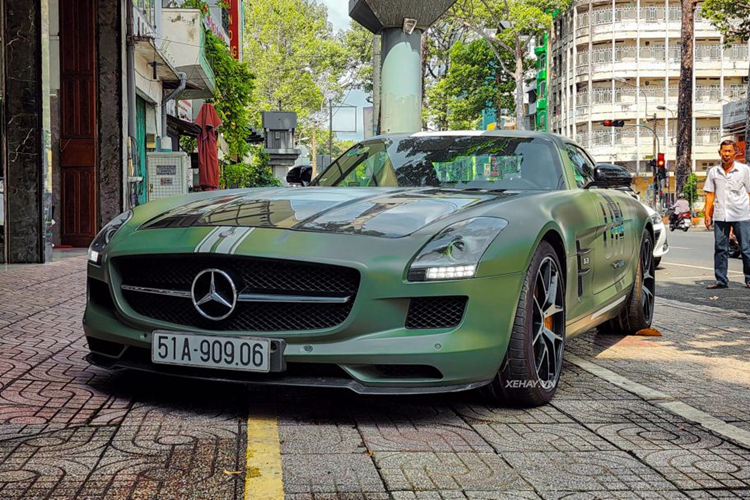 Nguyên bản, chiếc Mercedes-AMG SLS GT Final Edtion giới hạn này sở hữu ngoại thất màu xám mờ. Tuy nhiên, đại gia ngành cà phê đã làm mới chiếc xe bằng “bộ cánh” màu xanh quân đội đi cùng dải decal màu trắng nổi bật trên nắp capo. Thân xe vẫn là dòng chữ “UN” quen thuộc giống trên các mẫu xe khác của Qua Vũ.