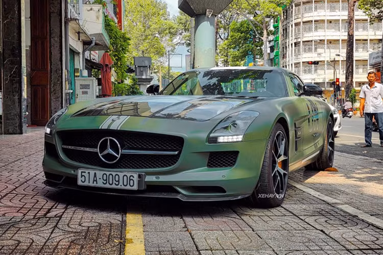 Nguyên bản, chiếc Mercedes-AMG SLS GT Final Edtion giới hạn này sở hữu ngoại thất màu xám mờ. Tuy nhiên, đại gia ngành cà phê đã làm mới chiếc xe bằng “bộ cánh” màu xanh quân đội đi cùng dải decal màu trắng nổi bật trên nắp capo. Thân xe vẫn là dòng chữ “UN” quen thuộc giống trên các mẫu xe khác của Qua Vũ.