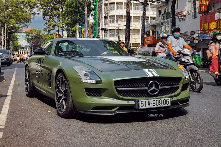 Khác với phiên bản thường, Mercedes-AMG SLS GT Final Edition có ngoại hình thể thao hơn nhờ cản trước bổ sung bộ líp kéo dài ra phía trước. Chi tiết này làm từ chất liệu carbon nhằm tối ưu trọng lượng cho xe.