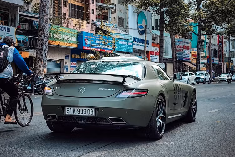 Động cơ kết hợp với hộp số tự động ly hợp kép 7 cấp và hệ dẫn động cầu sau. Nhờ đó, xe dễ dàng tăng tốc từ 0-100 km/h trong thời gian 3,7 giây trước khi đạt vận tốc tối đa 320 km/h. Vào thời điểm năm 2019, giá xe Mercedes-AMG SLS GT Final Edition lên tới hơn 10 tỷ đồng.