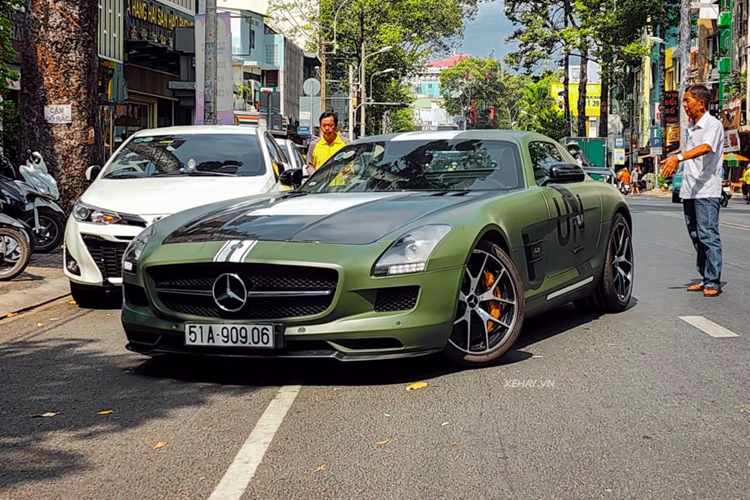 Chiếc Mercedes-AMG SLS GT Final Edition này được trang bị bộ mâm 5 chấu dạng chữ Y với bề mặt mạ crôm, kích thước 19 inch ở cầu trước và 20 inch ở cầu sau. Bên trong là cùm phanh màu vàng đồng nổi bật và đĩa phanh gốm-carbon của AMG. So với phanh tiêu chuẩn, hệ thống phanh này nhẹ hơn 40%.