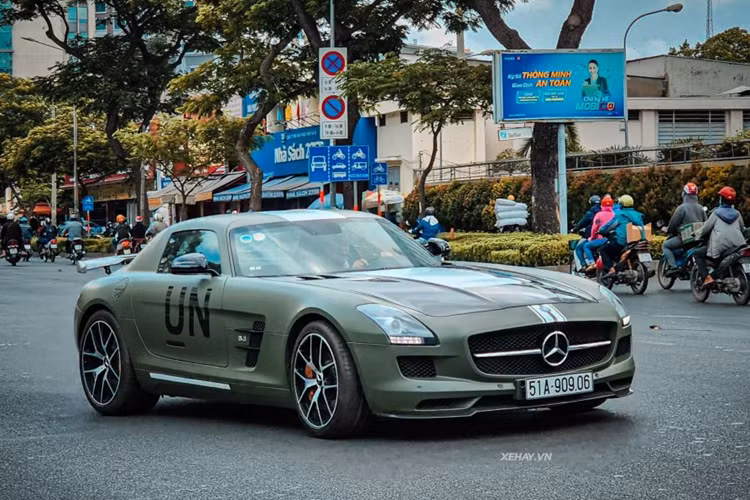 Chiếc Mercedes-AMG SLS GT Final Edtion của Qua Vũ được đưa về Việt Nam từ năm 2014. Ở thời điểm đó, xe thuộc quyền sở hữu của doanh nhân Johnathan Hạnh Nguyễn, Chủ tịch Tập đoàn IIPG, bố chồng diễn viên Tăng Thanh Hà. Đến cuối năm 2016, xe được ông Đặng Lê Nguyên Vũ mua lại.
