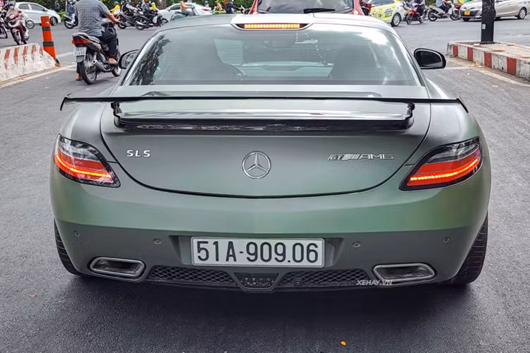 “Trái tim” của Mercedes-AMG SLS GT là động cơ V8 6.3L hút khí tự nhiên, sản sinh công suất tối đa 583 mã lực tại vòng tua 6.800 vòng/phút cùng mô-men xoắn cực đại 650 Nm tại 4.750 vòng/phút.