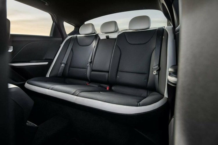 Kia K4 GT-Line hoặc GT-Line Turbo là phiên bản mạnh nhất. Xe được trang bị mâm 18 inch, chi tiết trang trí sơn màu đen bóng, có thêm ốp chrome bệ cửa, hệ thống treo sau đa điểm; cải thiện khả năng vận hành và mức độ êm ái.