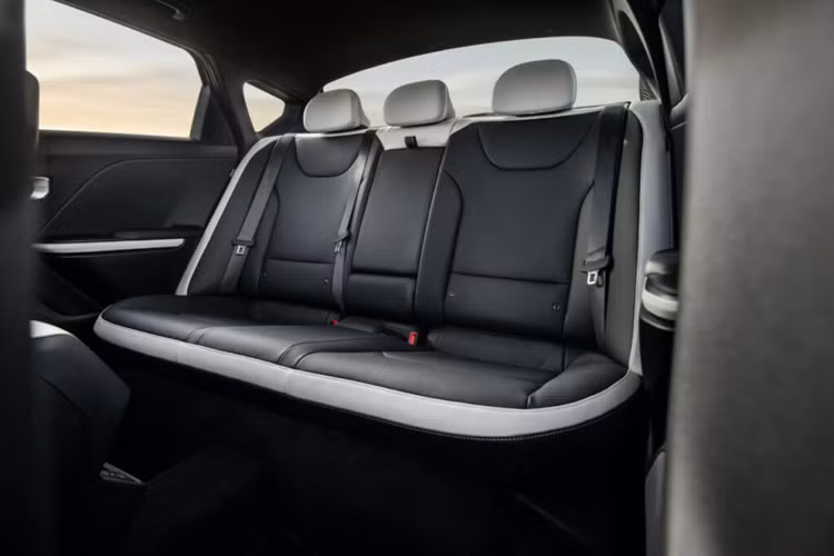 Kia K4 GT-Line hoặc GT-Line Turbo là phiên bản mạnh nhất. Xe được trang bị mâm 18 inch, chi tiết trang trí sơn màu đen bóng, có thêm ốp chrome bệ cửa, hệ thống treo sau đa điểm; cải thiện khả năng vận hành và mức độ êm ái.