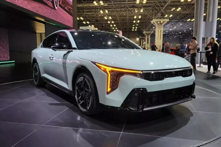 Sức mạnh Kia K4 GT-Line Turbo là khối động cơ 1.6L tăng áp 4 xi-lanh, sản sinh công suất 190 mã lực và mô-men xoắn cực đại 264 Nm. Kết hợp hộp số tự động 8 cấp.