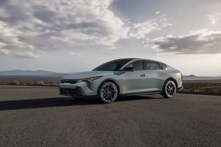 Tại Mỹ, mức giá xe Kia K4 2025 như sau: Kia K4 LX 2025 có giá 23,145 USD (tương đương 576 triệu đồng). K4 LXS 2025 giá 24,145 USD (tương đương 600 triệu đồng). K4 EX 2025 giá 25,145 USD (tương đương 625 triệu đồng). K4 GT-Line 2025 giá 26,345 USD (tương đương 655 triệu đồng). K4 GT-Line Turbo 2025 giá 29,245 USD (tương đương 727 triệu đồn)g