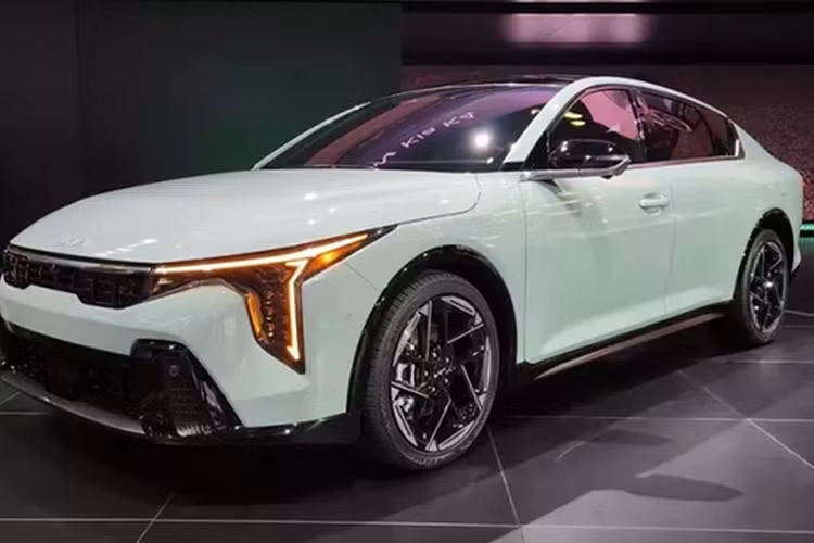 Kia K4 2025 có các trang bị an toàn như: 8 túi khí, 11 tính năng ADAS tiêu chuẩn, trong tổng số 29 tính năng an toàn có sẵn. Ngoài ra, K4 còn bổ sung công nghệ Evasive Steering Assist (tùy chọn), hỗ trợ xe tự chuyển làn khi phát hiện có nguy cơ xảy ra va chạm. Kia K4 2025 dự kiến giao xe từ tháng 9/2024 tại Mỹ.