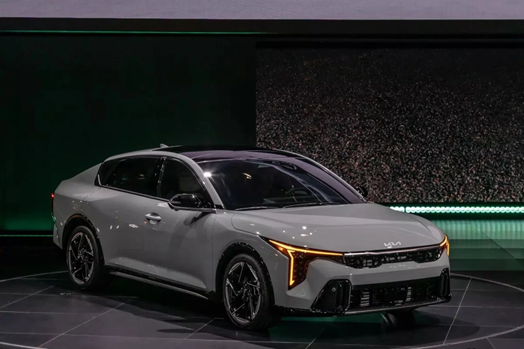 Kia K4 tiêu chuẩn trang bị động cơ hút khí tự nhiên 2.0L, sản sinh công suất 147 mã lực và mô-men xoắn cực đại 179 Nm; kết hợp hộp số CVT và hệ dẫn động cầu trước.