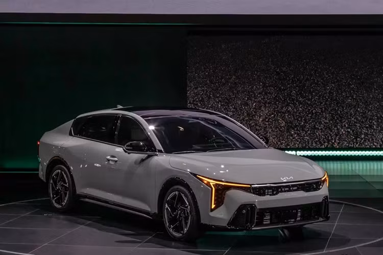 Kia K4 tiêu chuẩn trang bị động cơ hút khí tự nhiên 2.0L, sản sinh công suất 147 mã lực và mô-men xoắn cực đại 179 Nm; kết hợp hộp số CVT và hệ dẫn động cầu trước.