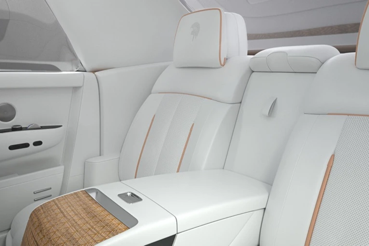 Logo của hãng độ cũng xuất hiện tại nhiều vị trí như tựa đầu mỗi ghế, vô lăng, giao diện màn hình trung tâm... Hãng độ chưa công bố chính thức thông số vận hành của động cơ. Hiện tại, Phantom VIII được trang bị V12 twin-turbo dung tích 6.75L, sản sinh công suất tối đa 571 mã lực và mô-men xoắn cực đại 900 Nm.