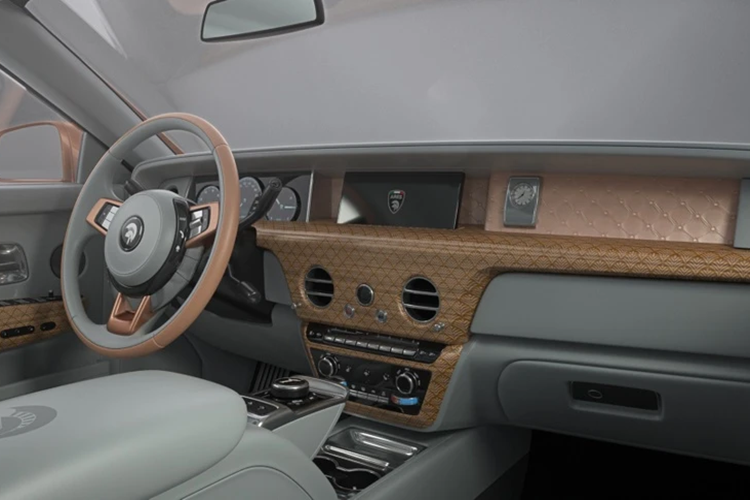 Hàng ghế trước vẫn sẽ được trang bị bộ cửa mở ngược truyền thống của Rolls-Royce. Ngoại thất của chiếc xe sẽ được mang 2 màu chủ đạo là trắng hoặc đen, đi kèm cấu hình 2 tông màu tương phản. Nắp capo, viền kính chắn gió và đường Coachline trang trí được hoàn thiện với màu vàng Rose Gold.