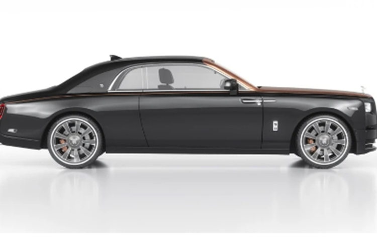 Biến thể Phantom Coupe thế hệ thứ 7 đã được thay thế bởi Rolls-Royce Wraith, và bây giờ là mẫu coupe thuần điện siêu sang Rolls-Royce Spectre. Cấu hình coupe 2 cửa trên nền tảng khung gầm Phatom VIII chỉ được áp dụng trên mẫu xe coachbuild Rolls-Royce Boat Tail.