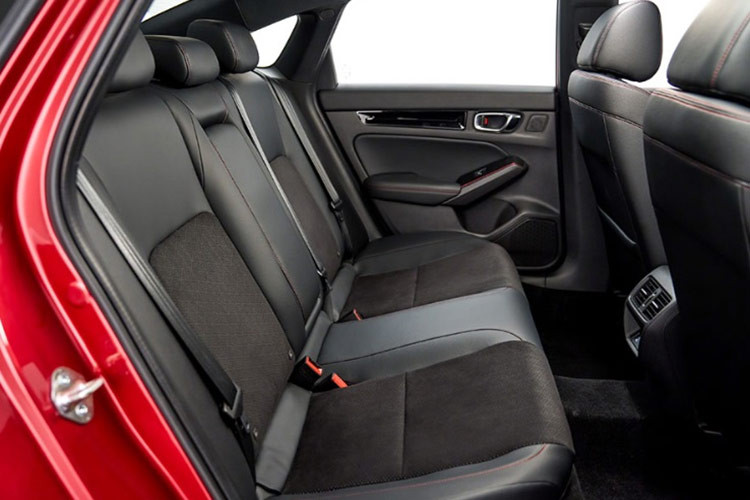 Xe còn có hệ thống cảm biến gồm 4 phía trước và 4 phía sau sau và hệ thống 6 túi khí trên cả ba phiên bản giúp bảo vệ hành khách trên xe cũng như người đi đường ở cấp độ cao nhất có thể.