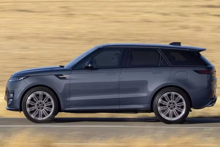 Range Rover sản xuất tại Ấn Độ được cung cấp với hai phiên bản, bao gồm Autobiography - trang bị động cơ xăng 3.0 lít tạo ra công suất 393 mã lực và HSE - trang bị động cơ diesel 3.0 lít công suất 346 mã lực.