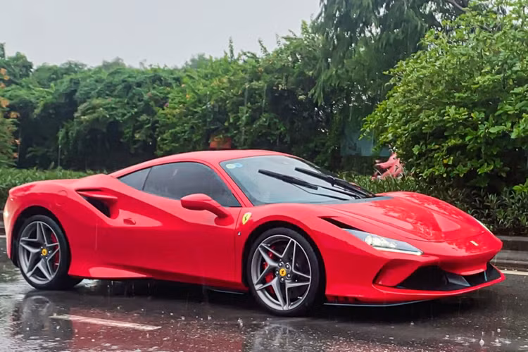 Hãng siêu xe Ý tuyên bố rằng siêu xe Ferrari F8 Tributo có khả năng tăng tốc từ vị trí xuất phát lên 100 km/h chỉ trong thời gian 2,9 giây trước khi chạm ngưỡng tốc độ tối đa lên đến 340 km/h. Mức giá xe Ferrari F8 Tributo khoảng 23 tỷ đồng hoặc thậm chí là lên đến 28 tỷ đồng từ phía nhà phân phối Ferrari Việt Nam.