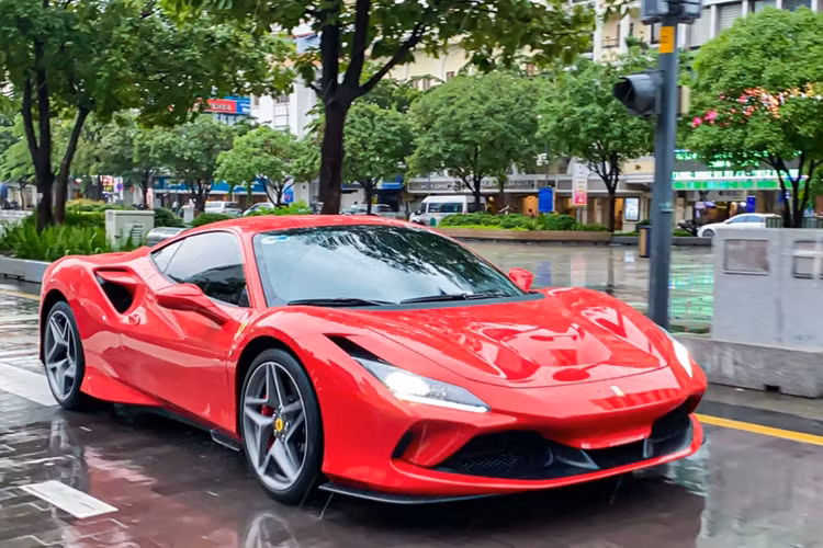 Ferrari F8 Tributo được trang bị khối động cơ V8, dung tích 3.9 lít, tăng áp kép, sản sinh công suất tối đa 710 mã lực và mô-men xoắn cực đại 770 Nm.