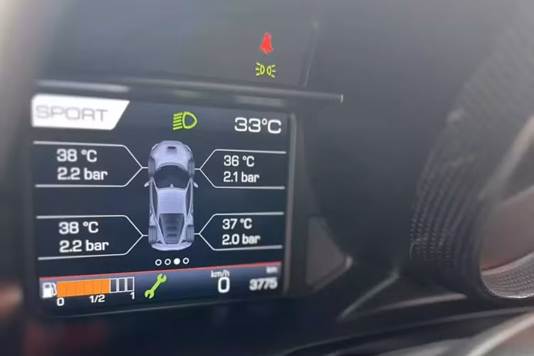 Thậm chí chiếc siêu xe Ferrari F8 Tributo này sẽ được chủ nhân mới đăng ký biển số 51K-836.99, trúng đấu giá chỉ 55 triệu đồng. Tuy nhiên, danh tính của vị đại gia chốt đơn chiếc siêu xe Ferrari F8 Tributo đeo biển 51K-836.99 này đã qua sử dụng này vẫn là 1 ẩn số.
