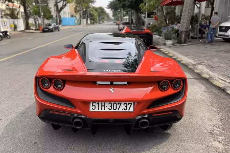 Chỉ sau 12 ngày mua lại siêu xe Ferrari F8 Tributo từ Minh Nhựa, 1 người chuyên kinh doanh xe lướt ở quận 7, TP HCM đã chia sẻ siêu ngựa này đã tìm thấy chủ nhân mới. Điều này cho thấy, những siêu xe từng qua tay Cường Đô la hay Minh Nhựa thường "vía tốt", chỉ mất vài tuần đến vài tháng là có chủ nhân mới.