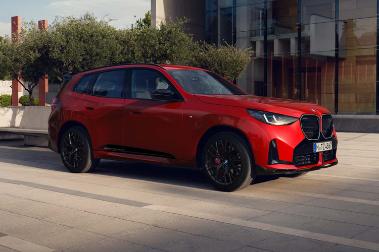 Đây là phiên bản BMW X3 độ M Performance, sau này sẽ có tên là M50 thay vì M40i cũ. Bên cạnh trang bị bộ mâm xe cỡ lớn, X3 mới còn có cánh lướt gió trên mui lớn được làm từ vật liệu polyurethane.