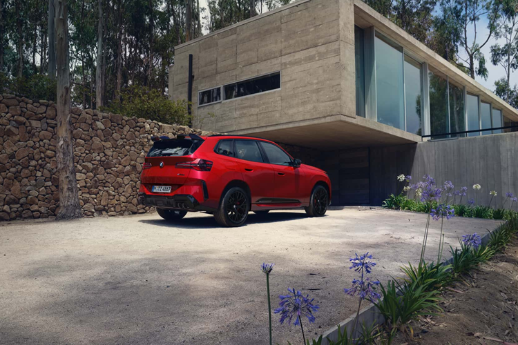 Động cơ 3.0 lít tăng áp cho phép phiên bản M50 đạt tốc độ 96 km/h trong 4,4 giây và đạt tốc độ tối đa 255 km/h. BMW sẽ ra mắt X3 mới vào quý cuối cùng của năm. Giá khởi điểm cho X3 M50 bắt đầu từ 65.275 Đô chưa bao gồm các tùy chọn và Phụ tùng M Performance.