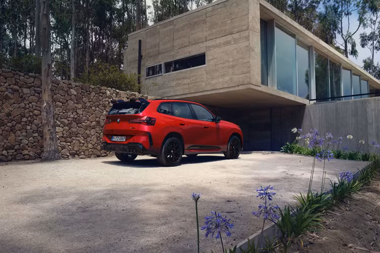 Động cơ 3.0 lít tăng áp cho phép phiên bản M50 đạt tốc độ 96 km/h trong 4,4 giây và đạt tốc độ tối đa 255 km/h. BMW sẽ ra mắt X3 mới vào quý cuối cùng của năm. Giá khởi điểm cho X3 M50 bắt đầu từ 65.275 Đô chưa bao gồm các tùy chọn và Phụ tùng M Performance.