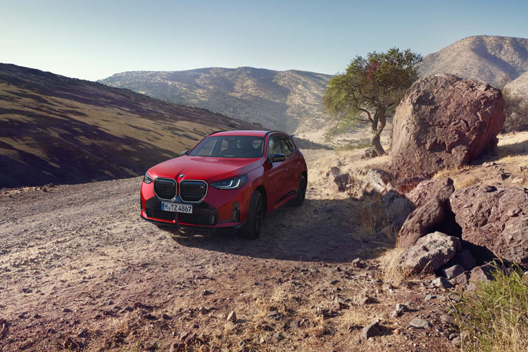 Những chi tiết độ M Performance đều đem đến cho diện mạo tổng thể của xe nhiều chi tiết ấn tượng, thể thao như bộ chia phía trước lần đầu tiên được cung cấp, có bố cục ba phần và lớp sơn đen bóng.