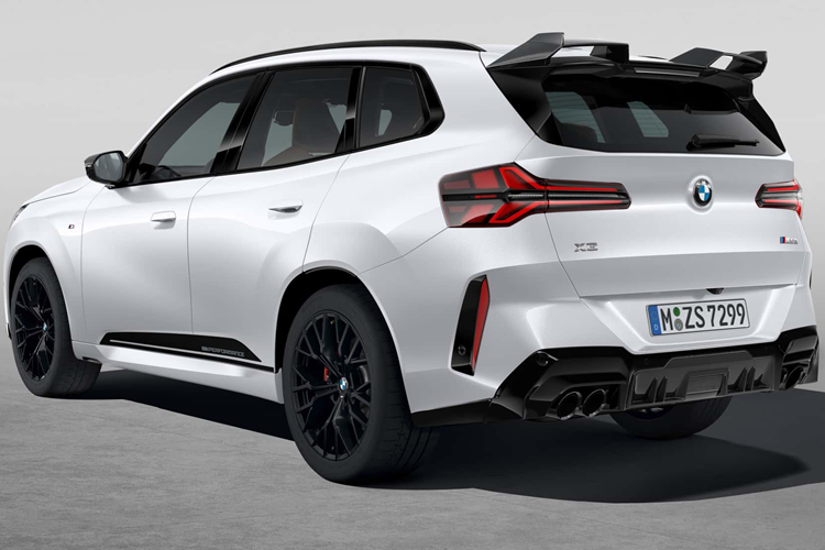 Về nội thất, BMW M cũng đem đến một loạt chi tiết nâng cấp M Performance từ thảm sàn đến bàn đạp bằng thép không gỉ cho đến chốt khóa cửa bằng nhôm tối màu và hộp đựng chìa khóa bọc Alcantara.