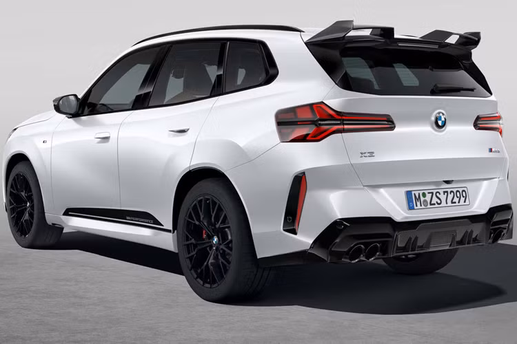 Về nội thất, BMW M cũng đem đến một loạt chi tiết nâng cấp M Performance từ thảm sàn đến bàn đạp bằng thép không gỉ cho đến chốt khóa cửa bằng nhôm tối màu và hộp đựng chìa khóa bọc Alcantara.