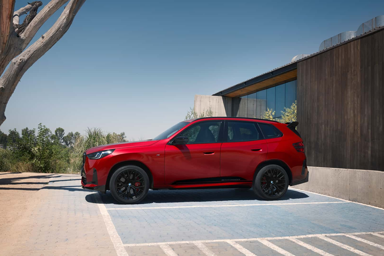 Sợi carbon được sử dụng rộng rãi ở các chi tiết như phần ốp gương chiếu hậu, bộ khuếch tán phía sau và cả nắp bình xăng của xe. Chiếc X3 mới nhất này là một trong những mẫu xe rất tiềm năng vì mẫu xe thế hệ trước là mẫu xe bán chạy nhất của BMW vào năm 2023 sau khi đạt doanh số 350.000 chiếc. 