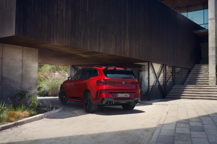 Các bộ phận M Performance này đều có thể được lắp đặt mà không cần phải cắt hay chỉnh sửa gì. Khối động cơ sáu xi-lanh thẳng hàng vẫn có công suất 393 mã lực và mô-men xoắn 580 Nm.