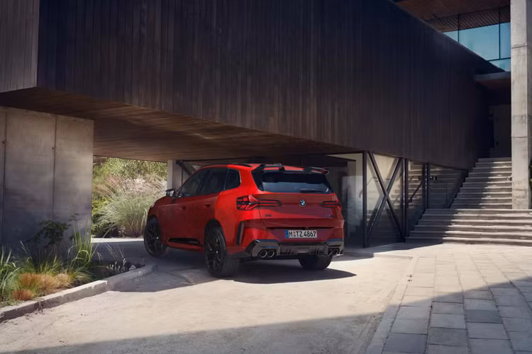 Các bộ phận M Performance này đều có thể được lắp đặt mà không cần phải cắt hay chỉnh sửa gì. Khối động cơ sáu xi-lanh thẳng hàng vẫn có công suất 393 mã lực và mô-men xoắn 580 Nm.