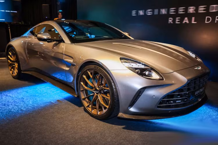  Aston Martin Vantage 2024 mới được giới thiệu lần đầu vào hồi giữa tháng 2 năm nay. Mãi đến nay, mẫu xe thể thao này mới cập bến khu vực Đông Nam Á, cụ thể là thị trường Malaysia.