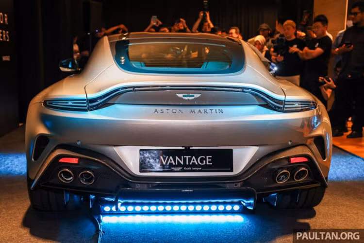 Aston Martin Vantage 2024 còn được bổ sung loạt công nghệ mới như: hệ thống treo thích ứng Bilstein DTX, vi sai điện tử cầu sau E-diff, hệ thống kiểm soát trượt cân bằng điện tử ESP Slip Control hay kiểm soát độ bám điều chỉnh được...