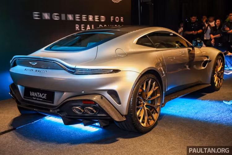 Để cải thiện khả năng tăng tốc, Aston Martin đã trang bị cho Vantage 2024 hệ thống kiểm soát khởi động mới và hệ thống kiểm soát lực kéo có thể điều chỉnh.